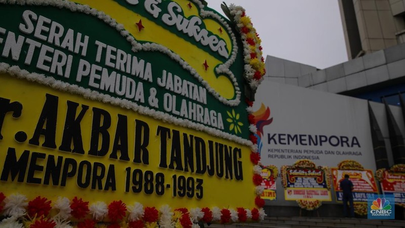 Karangan bunga mulai membanjiri Kantor Menteri Pemuda dan Olahraga Republik Indonesia Kemenpora RI Jakarta jelang serah terima jabatan, Kamis (18/2025). (CNBC Indonesia/Faisal Rahman)