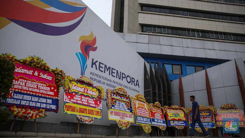Karangan bunga mulai membanjiri Kantor Menteri Pemuda dan Olahraga Republik Indonesia Kemenpora RI Jakarta jelang serah terima jabatan, Kamis (18/2025). (CNBC Indonesia/Faisal Rahman) Karangan bunga mulai membanjiri Kantor Menteri Pemuda dan Olahraga Republik Indonesia Kemenpora RI Jakarta jelang serah terima jabatan, Kamis (18/2025). (CNBC Indonesia/Faisal Rahman)
