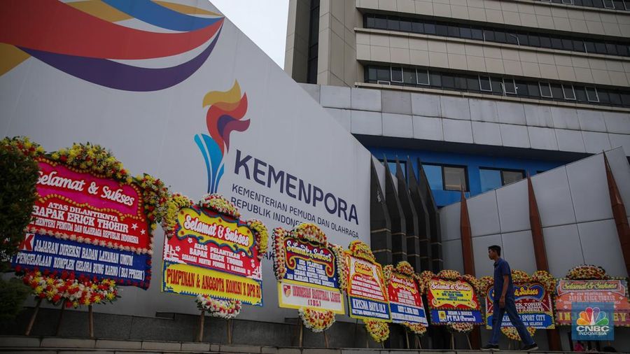 Karangan bunga mulai membanjiri Kantor Menteri Pemuda dan Olahraga Republik Indonesia Kemenpora RI Jakarta jelang serah terima jabatan, Kamis (18/2025). (CNBC Indonesia/Faisal Rahman) Karangan bunga mulai membanjiri Kantor Menteri Pemuda dan Olahraga Republik Indonesia Kemenpora RI Jakarta jelang serah terima jabatan, Kamis (18/2025). (CNBC Indonesia/Faisal Rahman)