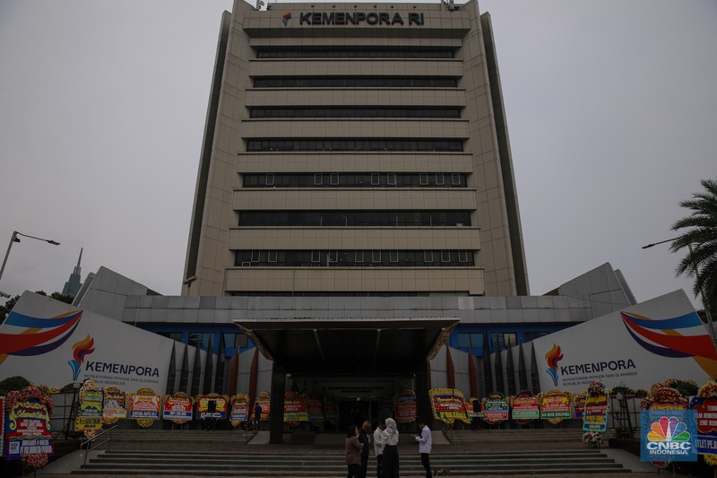 Karangan bunga mulai membanjiri Kantor Menteri Pemuda dan Olahraga Republik Indonesia Kemenpora RI Jakarta jelang serah terima jabatan, Kamis (18/2025). (CNBC Indonesia/Faisal Rahman)