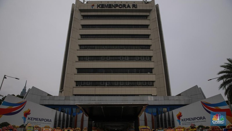 Karangan bunga mulai membanjiri Kantor Menteri Pemuda dan Olahraga Republik Indonesia Kemenpora RI Jakarta jelang serah terima jabatan, Kamis (18/2025). (CNBC Indonesia/Faisal Rahman)