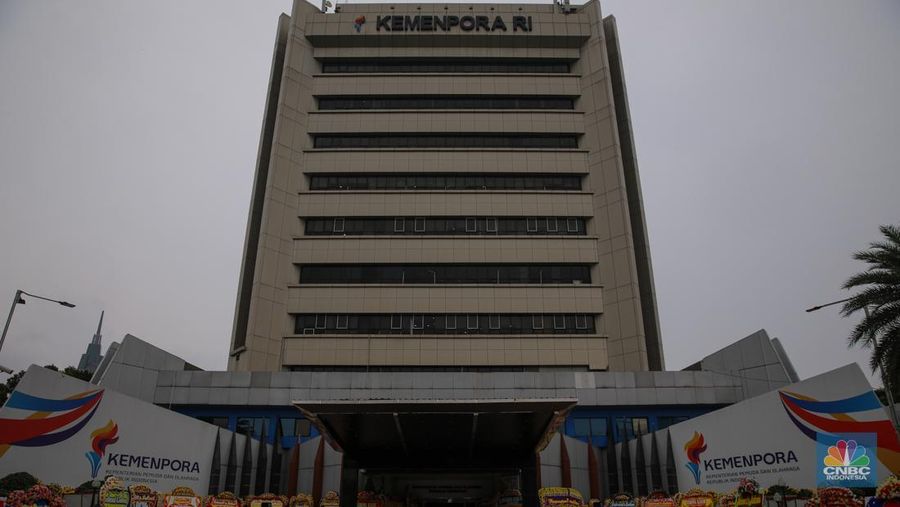 Karangan bunga mulai membanjiri Kantor Menteri Pemuda dan Olahraga Republik Indonesia Kemenpora RI Jakarta jelang serah terima jabatan, Kamis (18/2025). (CNBC Indonesia/Faisal Rahman) Karangan bunga mulai membanjiri Kantor Menteri Pemuda dan Olahraga Republik Indonesia Kemenpora RI Jakarta jelang serah terima jabatan, Kamis (18/2025). (CNBC Indonesia/Faisal Rahman)