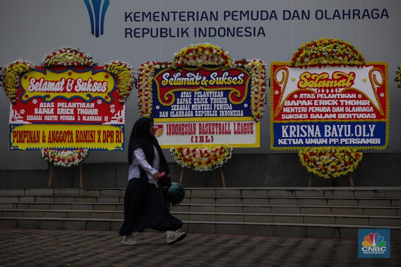Karangan bunga mulai membanjiri Kantor Menteri Pemuda dan Olahraga Republik Indonesia Kemenpora RI Jakarta jelang serah terima jabatan, Kamis (18/2025). (CNBC Indonesia/Faisal Rahman) Karangan bunga mulai membanjiri Kantor Menteri Pemuda dan Olahraga Republik Indonesia Kemenpora RI Jakarta jelang serah terima jabatan, Kamis (18/2025). (CNBC Indonesia/Faisal Rahman)