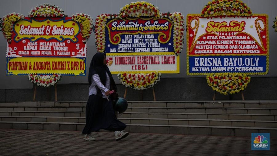 Karangan bunga mulai membanjiri Kantor Menteri Pemuda dan Olahraga Republik Indonesia Kemenpora RI Jakarta jelang serah terima jabatan, Kamis (18/2025). (CNBC Indonesia/Faisal Rahman)