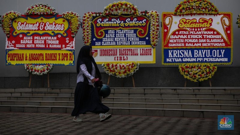 Karangan bunga mulai membanjiri Kantor Menteri Pemuda dan Olahraga Republik Indonesia Kemenpora RI Jakarta jelang serah terima jabatan, Kamis (18/2025). (CNBC Indonesia/Faisal Rahman)