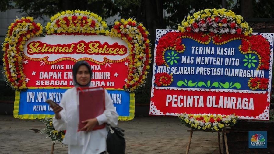 Karangan bunga mulai membanjiri Kantor Menteri Pemuda dan Olahraga Republik Indonesia Kemenpora RI Jakarta jelang serah terima jabatan, Kamis (18/2025). (CNBC Indonesia/Faisal Rahman) Karangan bunga mulai membanjiri Kantor Menteri Pemuda dan Olahraga Republik Indonesia Kemenpora RI Jakarta jelang serah terima jabatan, Kamis (18/2025). (CNBC Indonesia/Faisal Rahman)