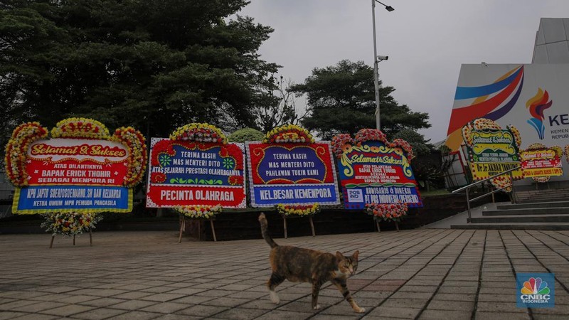 Karangan bunga mulai membanjiri Kantor Menteri Pemuda dan Olahraga Republik Indonesia Kemenpora RI Jakarta jelang serah terima jabatan, Kamis (18/2025). (CNBC Indonesia/Faisal Rahman)