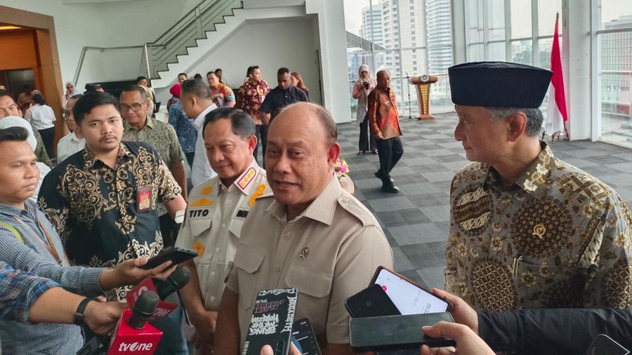 Kepala Badan Gizi Nasional (BGN) Dadan Hindayana, bersama Menteri Pekerjaan Umum (PU) Dody Hanggodo, dan Menteri Dalam Negeri (Mendagri) Tito Karnavian saat ditemui usai penandatanganan Surat Keputusan Bersama (SKB) di Kantor BGN, Jakarta, Kamis (18/9/2025). (CNBC Indonesia/Martyasari Rizki)