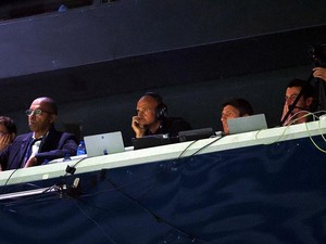 Momen Unik Luis Enrique Latih PSG dari Tribune di UCL
