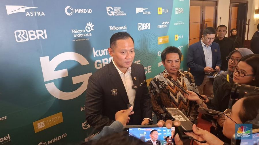 Menteri Koordinator (Menko) Bidang Infrastruktur dan Pembangunan Kewilayahan, Agus Harimurti Yudhoyono (AHY) saat ditemui di Hotel Borobudur, Jakarta, Kamis (18/9/2025). (CNBC Indonesia/Chandra Dwi Pranata)