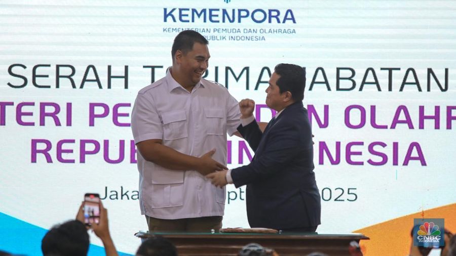 Menteri Pemuda dan Olahraga (Menpora) RI, Erick Thohir bersama pejabat lama Menpora RI, Dito Ariotedjo saat serah terima jabatan di Kemenpora RI, Jakarta, Kamis (18/9/2025). (CNBC Indonesia/Faisal Rahman)