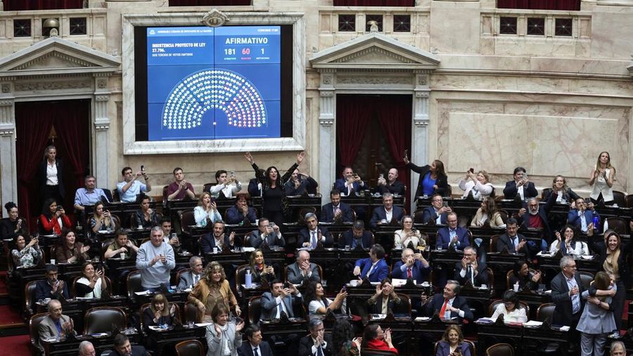 Pemandangan drone menunjukkan para demonstran saat mereka mengambil bagian dalam pawai untuk membela universitas negeri, setelah Presiden Argentina Javier Milei memveto undang-undang untuk meningkatkan pendanaan bagi rumah sakit anak dan universitas negeri, dengan alasan upaya untuk mengendalikan pengeluaran publik, di Buenos Aires, Argentina, 17 September 2025. Pemandangan drone menunjukkan para demonstran saat mereka mengambil bagian dalam pawai untuk membela universitas negeri, setelah Presiden Argentina Javier Milei memveto undang-undang untuk meningkatkan pendanaan bagi rumah sakit anak dan universitas negeri, dengan alasan upaya untuk mengendalikan pengeluaran publik, di Buenos Aires, Argentina, 17 September 2025. (REUTERS/Francisco Loureiro)