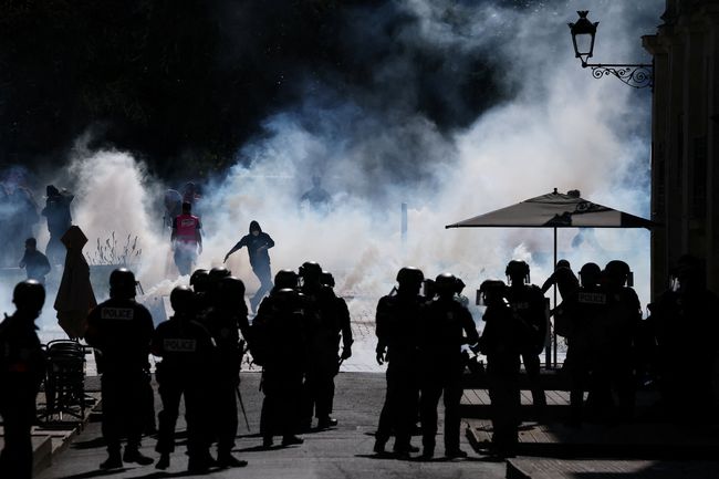 Balon serikat buruh CGT terlihat saat para pengunjuk rasa menghadiri demonstrasi di Nantes sebagai bagian dari aksi mogok dan protes nasional terhadap pemerintah dan pemotongan anggaran berikutnya, bersama para pendukung gerakan 