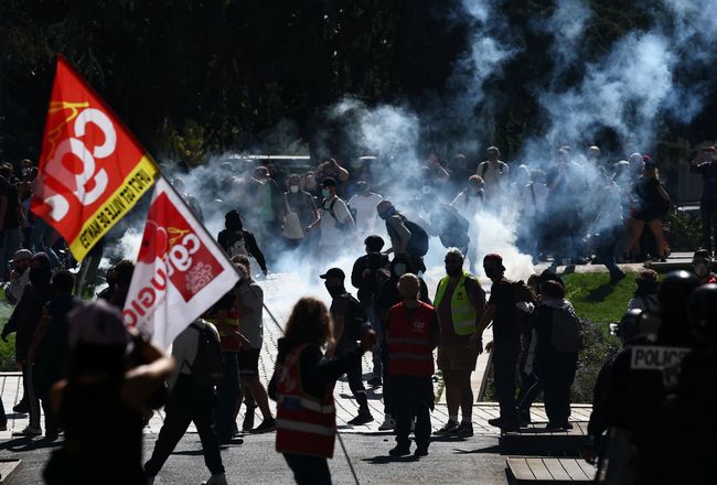 Balon serikat buruh CGT terlihat saat para pengunjuk rasa menghadiri demonstrasi di Nantes sebagai bagian dari aksi mogok dan protes nasional terhadap pemerintah dan pemotongan anggaran berikutnya, bersama para pendukung gerakan 
