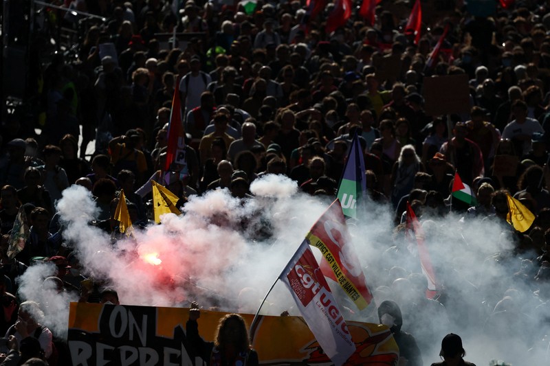 Balon serikat buruh CGT terlihat saat para pengunjuk rasa menghadiri demonstrasi di Nantes sebagai bagian dari aksi mogok dan protes nasional terhadap pemerintah dan pemotongan anggaran berikutnya, bersama para pendukung gerakan 