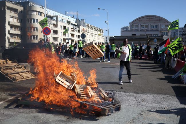 Balon serikat buruh CGT terlihat saat para pengunjuk rasa menghadiri demonstrasi di Nantes sebagai bagian dari aksi mogok dan protes nasional terhadap pemerintah dan pemotongan anggaran berikutnya, bersama para pendukung gerakan 