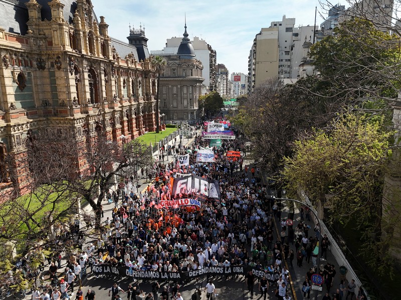 Pemandangan drone menunjukkan para demonstran saat mereka mengambil bagian dalam pawai untuk membela universitas negeri, setelah Presiden Argentina Javier Milei memveto undang-undang untuk meningkatkan pendanaan bagi rumah sakit anak dan universitas negeri, dengan alasan upaya untuk mengendalikan pengeluaran publik, di Buenos Aires, Argentina, 17 September 2025. (REUTERS/Francisco Loureiro)