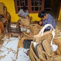 Pengerajin kerajinan tangan membuat produk menggunakan eceng gondok di Kabupaten Semarang, Sabtu (14/5/2021). (Dok. Pemprov Jateng via UKMIndonesia.id/File Foto)