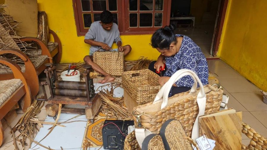 Pengerajin kerajinan tangan membuat produk menggunakan eceng gondok di Kabupaten Semarang, Sabtu (14/5/2021). (Dok. Pemprov Jateng via UKMIndonesia.id/File Foto)