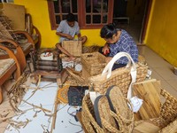 Pengerajin kerajinan tangan membuat produk menggunakan eceng gondok di Kabupaten Semarang, Sabtu (14/5/2021). (Dok. Pemprov Jateng via UKMIndonesia.id/File Foto)