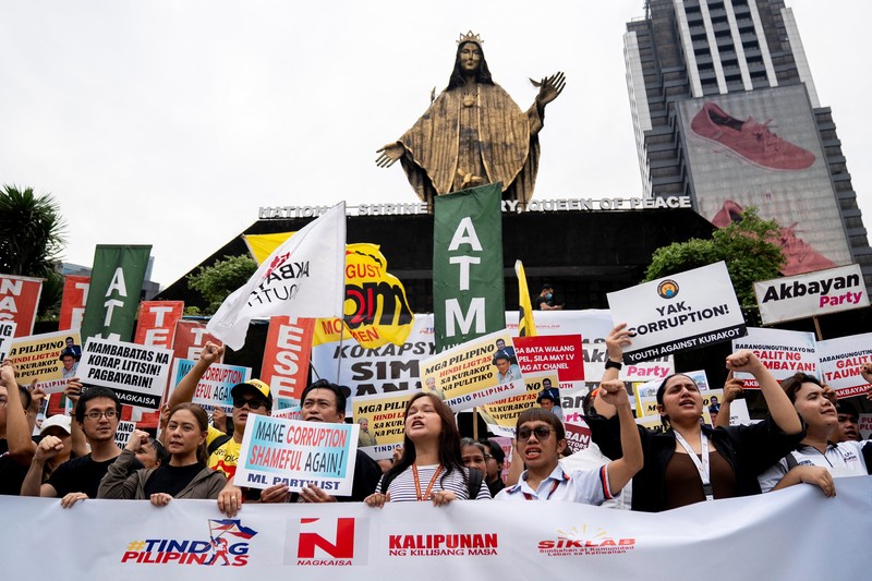 Massa berunjuk rasa terkait tunjangan DPR hingga kematian ojol yang dilindas rantis polisi di kawasan Gedung DPR, Jakarta, Jumat (29/8/2025).  (CNBC Indonesia/Muhammad Sabki)