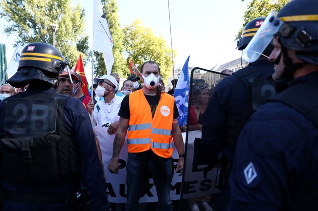 Balon serikat buruh CGT terlihat saat para pengunjuk rasa menghadiri demonstrasi di Nantes sebagai bagian dari aksi mogok dan protes nasional terhadap pemerintah dan pemotongan anggaran berikutnya, bersama para pendukung gerakan 