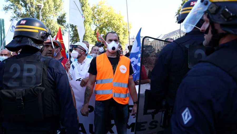 Balon serikat buruh CGT terlihat saat para pengunjuk rasa menghadiri demonstrasi di Nantes sebagai bagian dari aksi mogok dan protes nasional terhadap pemerintah dan pemotongan anggaran berikutnya, bersama para pendukung gerakan Balon serikat buruh CGT terlihat saat para pengunjuk rasa menghadiri demonstrasi di Nantes sebagai bagian dari aksi mogok dan protes nasional terhadap pemerintah dan pemotongan anggaran berikutnya, bersama para pendukung gerakan