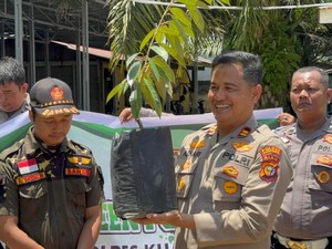 Kolaborasi Polisi dan Ormas di Kuansing Tanam Pohon untuk Masa Depan