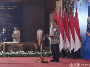 Tua-tua Diwisuda Bikin Kaget Gubernur Jakarta