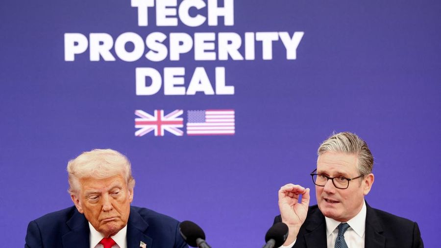 Presiden AS Donald Trump dan Perdana Menteri Inggris Keir Starmer berpartisipasi dalam resepsi para pemimpin bisnis di Chequers, dekat Aylesbury, Inggris, 18 September 2025. (REUTERS/Kevin Lamarque)
