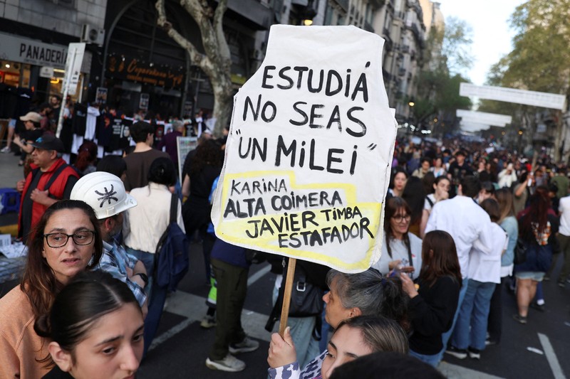 Pemandangan drone menunjukkan para demonstran saat mereka mengambil bagian dalam pawai untuk membela universitas negeri, setelah Presiden Argentina Javier Milei memveto undang-undang untuk meningkatkan pendanaan bagi rumah sakit anak dan universitas negeri, dengan alasan upaya untuk mengendalikan pengeluaran publik, di Buenos Aires, Argentina, 17 September 2025. (REUTERS/Francisco Loureiro)