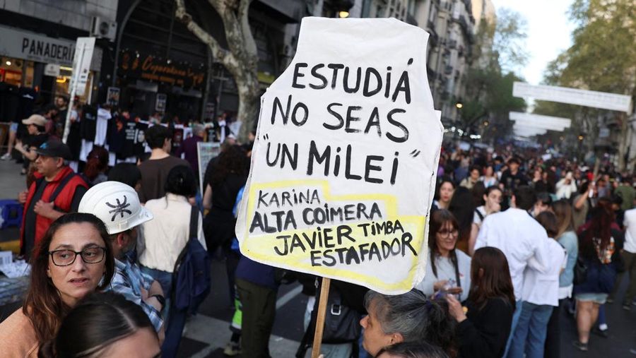 Pemandangan drone menunjukkan para demonstran saat mereka mengambil bagian dalam pawai untuk membela universitas negeri, setelah Presiden Argentina Javier Milei memveto undang-undang untuk meningkatkan pendanaan bagi rumah sakit anak dan universitas negeri, dengan alasan upaya untuk mengendalikan pengeluaran publik, di Buenos Aires, Argentina, 17 September 2025. Pemandangan drone menunjukkan para demonstran saat mereka mengambil bagian dalam pawai untuk membela universitas negeri, setelah Presiden Argentina Javier Milei memveto undang-undang untuk meningkatkan pendanaan bagi rumah sakit anak dan universitas negeri, dengan alasan upaya untuk mengendalikan pengeluaran publik, di Buenos Aires, Argentina, 17 September 2025. (REUTERS/Francisco Loureiro)