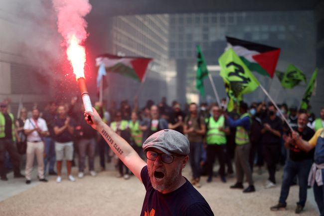 Balon serikat buruh CGT terlihat saat para pengunjuk rasa menghadiri demonstrasi di Nantes sebagai bagian dari aksi mogok dan protes nasional terhadap pemerintah dan pemotongan anggaran berikutnya, bersama para pendukung gerakan 
