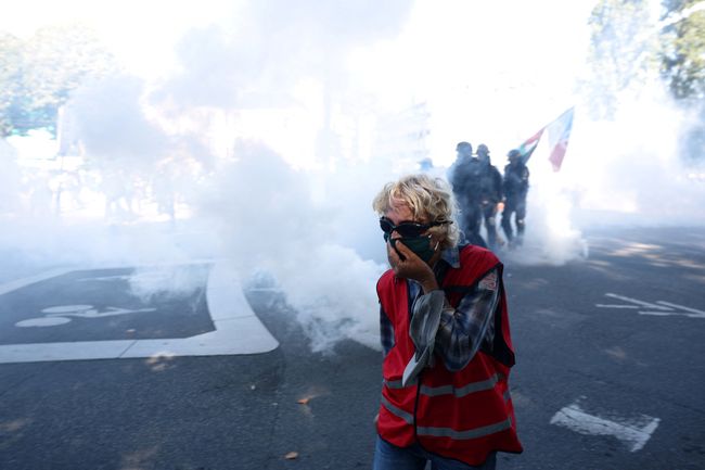 Balon serikat buruh CGT terlihat saat para pengunjuk rasa menghadiri demonstrasi di Nantes sebagai bagian dari aksi mogok dan protes nasional terhadap pemerintah dan pemotongan anggaran berikutnya, bersama para pendukung gerakan 