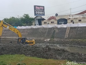 Warga Klaten Senang Bendung Tukuman Mulai Dikeruk Jelang Musim Hujan