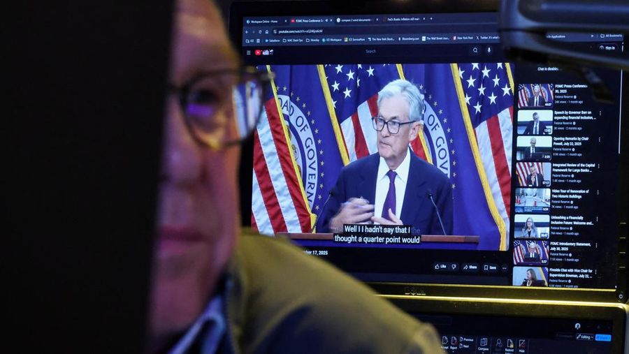 Sejumlah trader melihat layar saat konferensi pers oleh Ketua Federal Reserve AS Jerome Powell setelah pengumuman suku bunga Fed, di lantai Bursa Efek New York (NYSE) di New York City, AS, 17 September 2025. REUTERS/Brendan McDermid