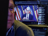 Sejumlah trader melihat layar saat konferensi pers oleh Ketua Federal Reserve AS Jerome Powell setelah pengumuman suku bunga Fed, di lantai Bursa Efek New York (NYSE) di New York City, AS, 17 September 2025. REUTERS/Brendan McDermid