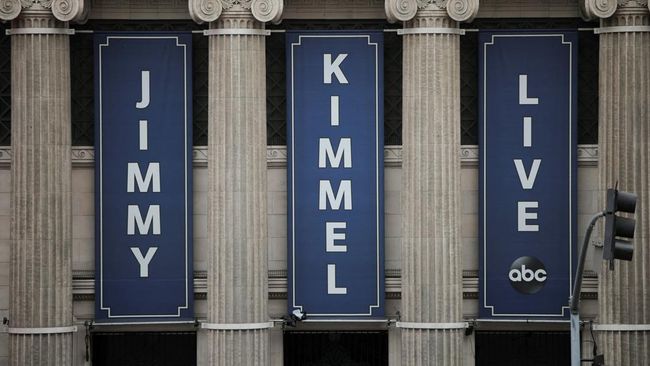 Acara Jimmy Kimmel Live Setop Usai Komen Kematian Charlie Kirk dan Trump
