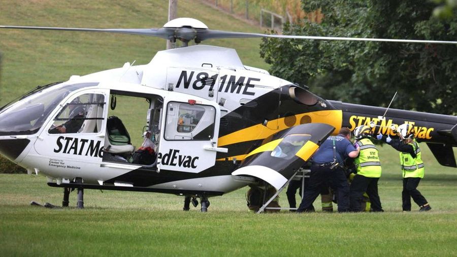 Seorang petugas polisi dimasukkan ke dalam helikopter Medevac setelah insiden penembakan di Kotapraja Codorus Utara, York County, Pennsylvania, AS, 17 September 2025. Harrison Jones/USA Today Network melalui REUTERS.