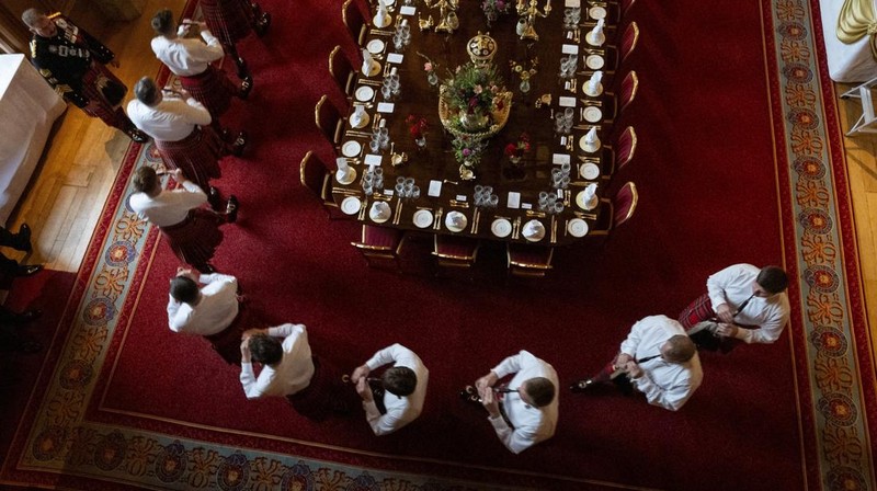Pipers rehearse next to the banquet table in St George's Hall, Windsor Castle, Berkshire, ahead of the state banquet for U.S. President Donald Trump and his wife, First Lady Melania Trump, on day one of their second state visit to the UK, Wednesday September 17, 2025.    Aaron Chown/Pool via REUTERS