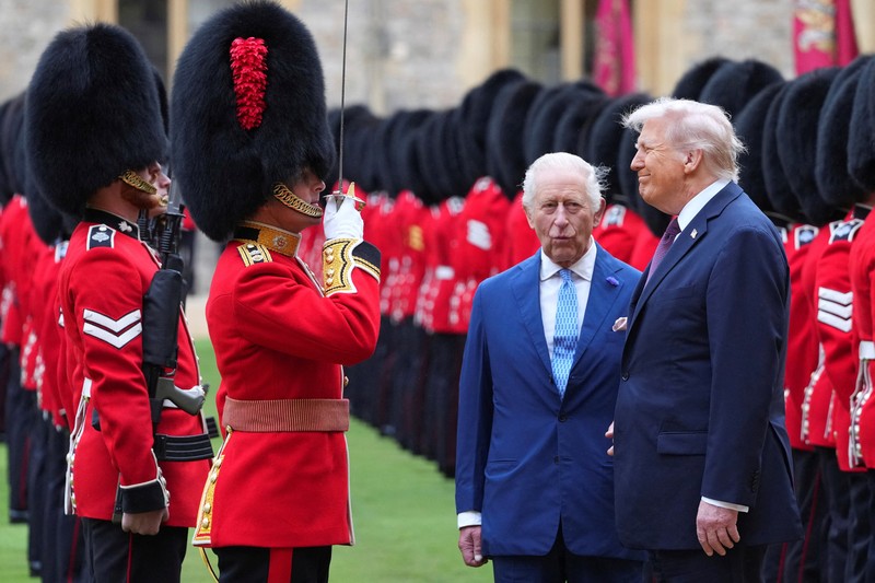 USA-TRUMP/BRITAIN King Charles III (right) and US President Donald Trump review the guard of honour during the ceremonial welcome at Windsor Castle, Berkshire, on day one of the president's second state visit to the UK. Picture date: Wednesday September 17, 2025. Jonathan Brady/Pool via REUTERS