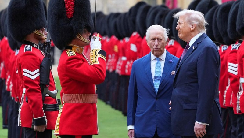 King Charles III (right) and US President Donald Trump review the guard of honour during the ceremonial welcome at Windsor Castle, Berkshire, on day one of the president's second state visit to the UK. Picture date: Wednesday September 17, 2025.    Jonathan Brady/Pool via REUTERS