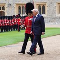 Momen Trump Jalan Membelakangi Charles III, Disebut Tak Hormati Raja