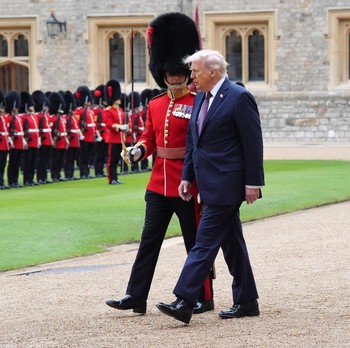 Momen Trump Jalan Membelakangi Charles III, Disebut Tak Hormati Raja