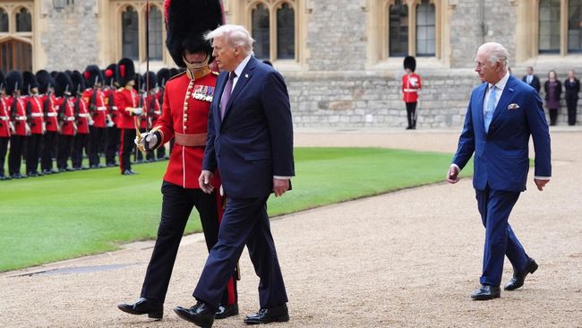 Momen Trump Jalan Membelakangi Charles III, Disebut Tak Hormati Raja