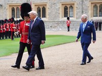 Momen Trump Jalan Membelakangi Charles III, Disebut Tak Hormati Raja