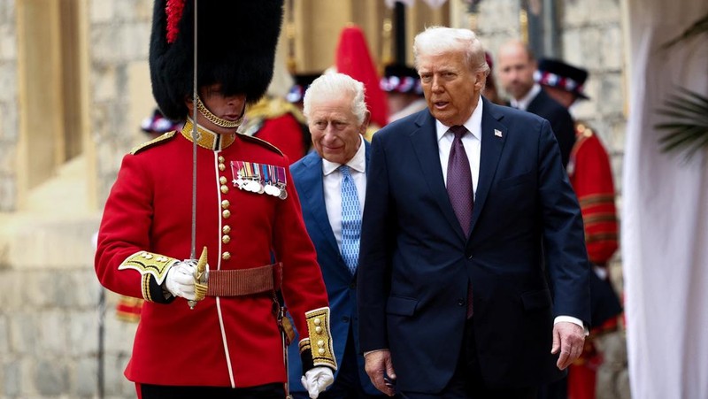 King Charles III (right) and US President Donald Trump review the guard of honour during the ceremonial welcome at Windsor Castle, Berkshire, on day one of the president's second state visit to the UK. Picture date: Wednesday September 17, 2025.    Jonathan Brady/Pool via REUTERS