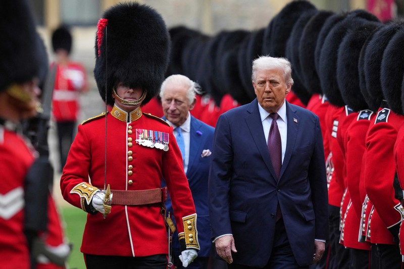 USA-TRUMP/BRITAIN King Charles III (right) and US President Donald Trump review the guard of honour during the ceremonial welcome at Windsor Castle, Berkshire, on day one of the president's second state visit to the UK. Picture date: Wednesday September 17, 2025. Jonathan Brady/Pool via REUTERS