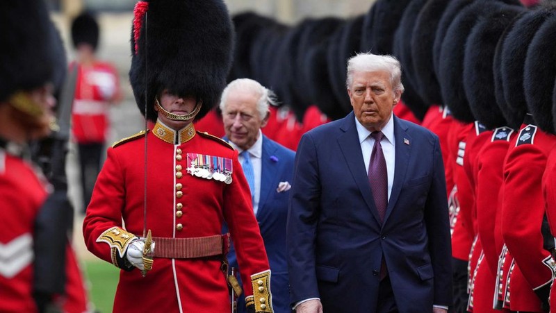 King Charles III (right) and US President Donald Trump review the guard of honour during the ceremonial welcome at Windsor Castle, Berkshire, on day one of the president's second state visit to the UK. Picture date: Wednesday September 17, 2025.    Jonathan Brady/Pool via REUTERS