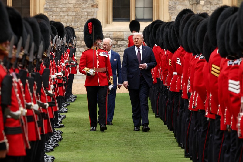 USA-TRUMP/BRITAIN King Charles III (right) and US President Donald Trump review the guard of honour during the ceremonial welcome at Windsor Castle, Berkshire, on day one of the president's second state visit to the UK. Picture date: Wednesday September 17, 2025. Jonathan Brady/Pool via REUTERS